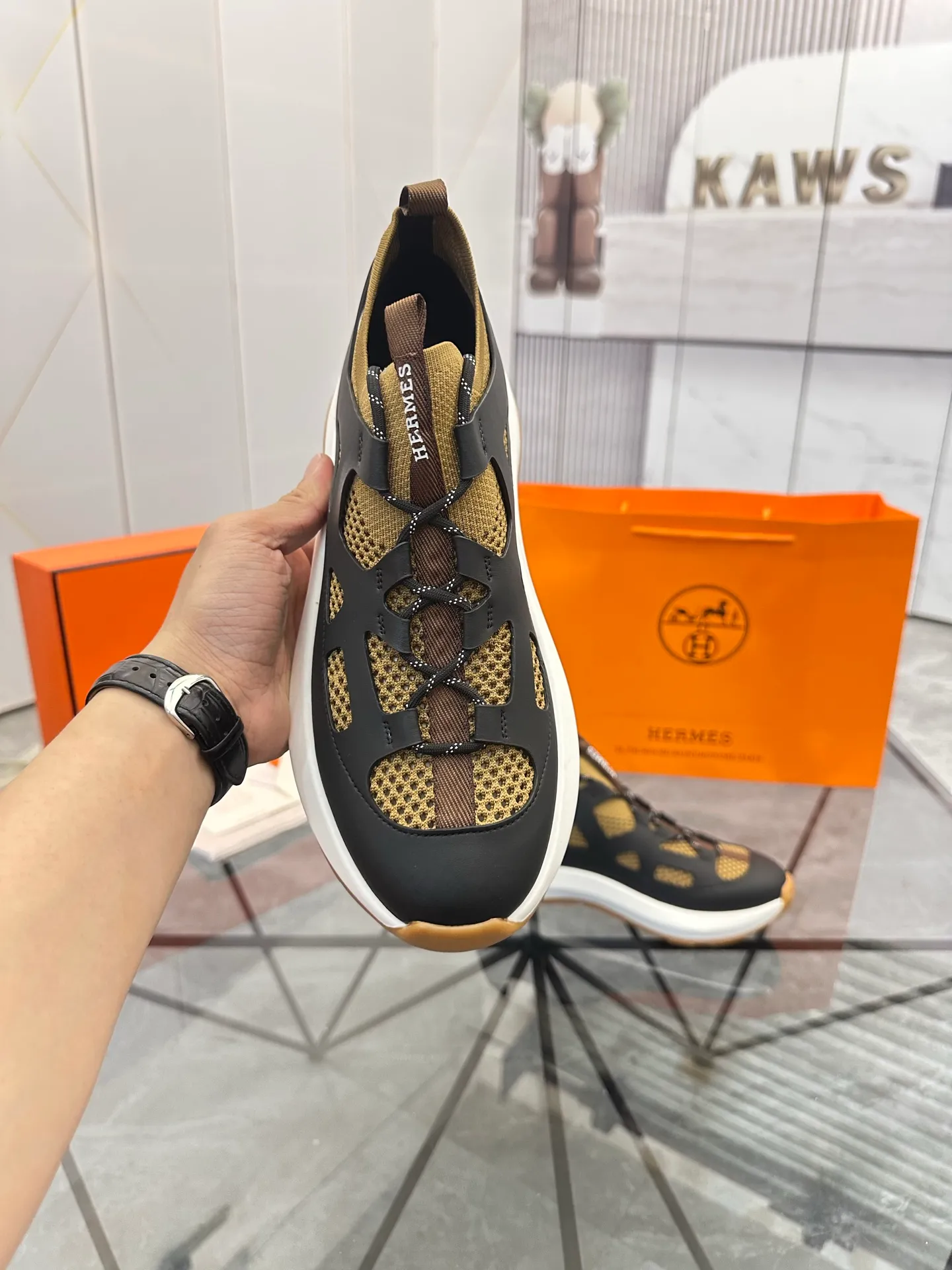 Men's shoes for sale 💰: 💰P660¥ High-end top quality Product trademark: Hermes *"Hermès*" low-top casual shoes Regular size: 38-45 (can be customized to 46) Product materials: upper imported first-layer cowhide stitched with original fabric, original rubber sheet, breathable lining, cowhide foot pads, original outsole. No.: 001
